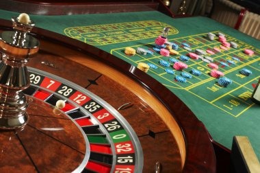 138 vegas live dealer studio showing professional croupier and HD roulette wheel setup
